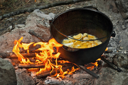 美味的 旅行 午餐 在一起 马铃薯 烹调 周末 烧烤 篝火