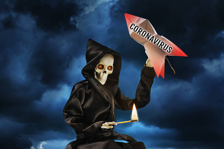 这瞬间这具骷髅一只手拿着一根燃烧着的火柴,另一只手拿着一枚带有