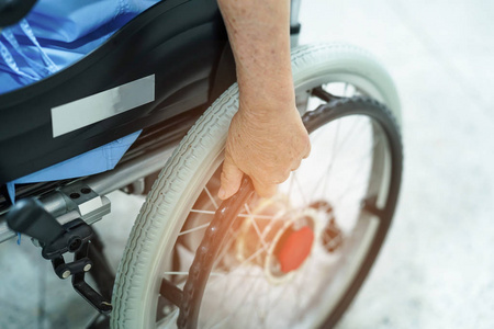 公园 病人 轮椅 挑战 退休 椅子 白种人 女人 女士 古老的