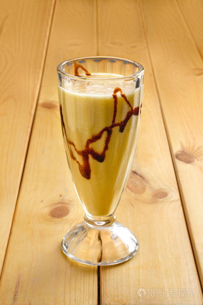 一杯香蕉冰沙放在木桌上