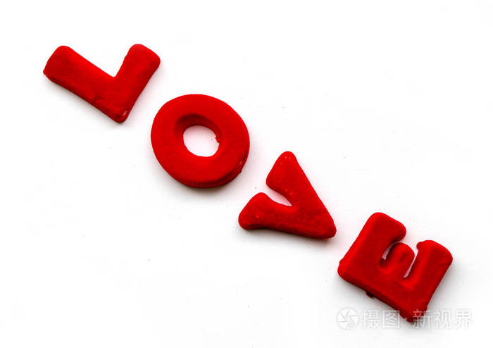 爱这个词是由白底红字组成的