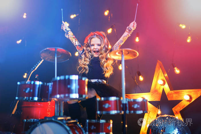 在黑色背景上打鼓的漂亮女孩