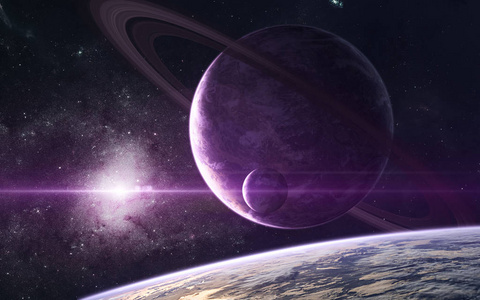 在旋涡星系中心明亮的紫光中的行星。深空星团