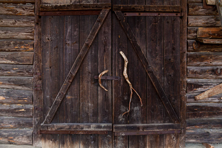 锁生锈的旧木门