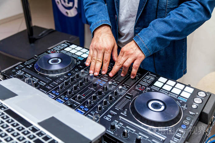 dj在混音器上播放音乐