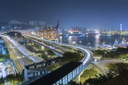 香港市货物码头和公路夜间