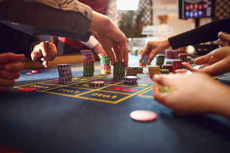 赌徒在赌场下注.照片