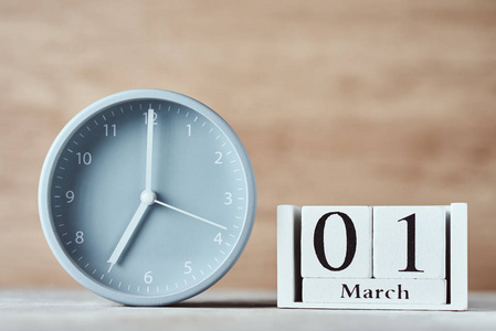 闹钟和木版日历，桌上有日期3月1日