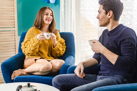 一对情侣一起喝茶,放松,聊天.情人节照片