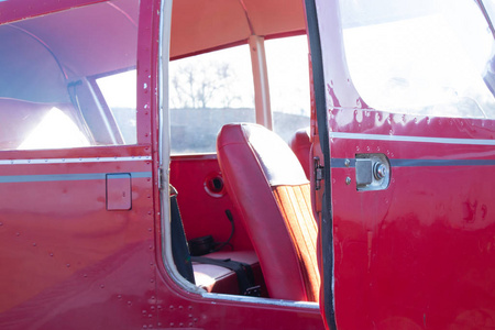 晴天的红色小飞机驾驶室图片