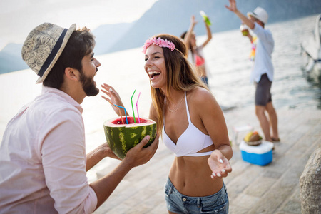 夏天 干杯 在一起 夫妇 女人 放松 闲暇 瞬间 乐趣 聚会