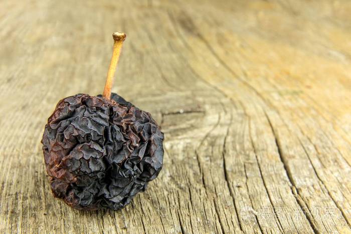 枯萎的苹果老苹果起皱的苹果纹理皮肤干燥枯萎的老水果