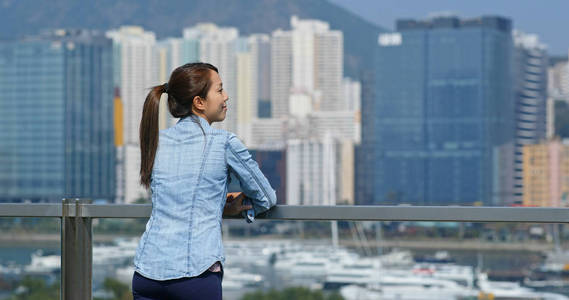 女人看香港的城市风光图片