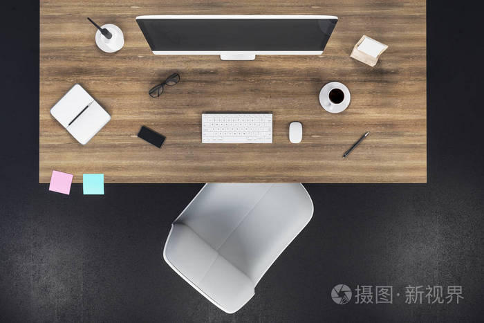 带空白电脑屏幕的现代办公室俯视图