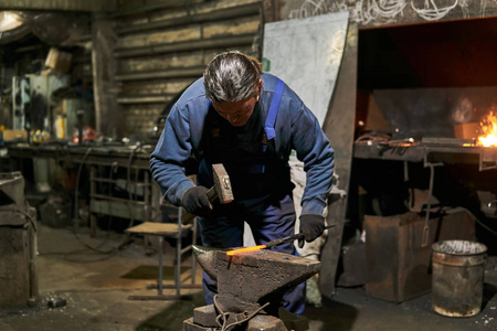 男性传统铁匠在工作