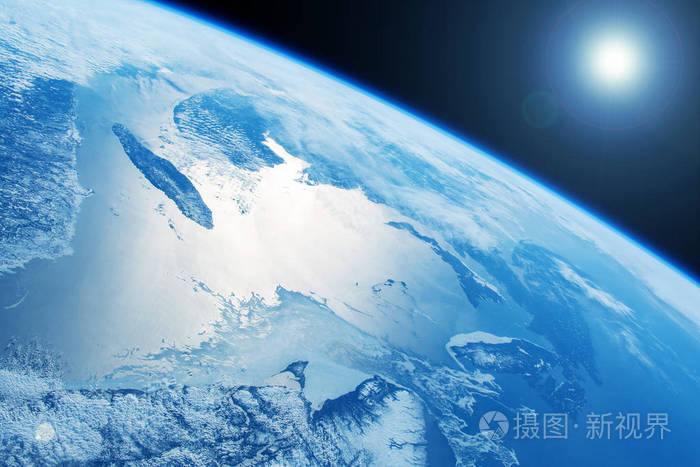 这张图片中的地球大气层是由美国宇航局提供的
