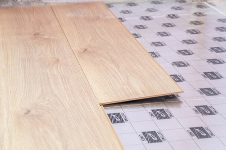 铺设强化木地板地板特写。