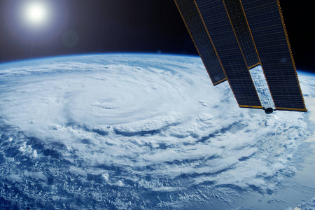 这张图片中的地球大气层是由美国宇航局提供的.照片