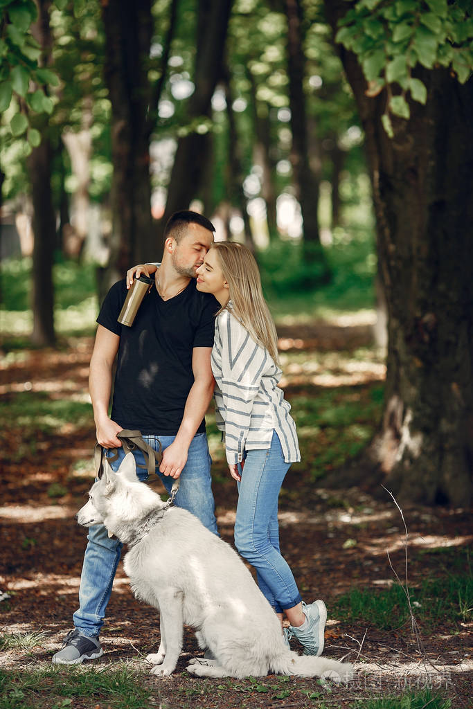 一对美丽的情侣在夏日森林里消磨时光