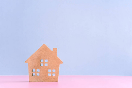家庭或房屋模型在柔和的彩色房间背景。投资富裕自由生活。