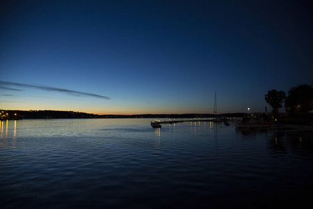 带港口和日落的北海夜景图片