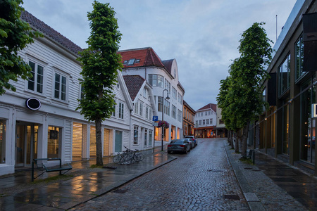 挪威斯塔万格，2019年7月坎勒斯塔万格传统木屋街道。甘勒斯塔万格是斯塔万格市中心的一个历史地段。多雨多雨的日子。