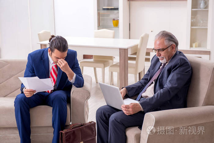 两个商人在办公室讨论生意