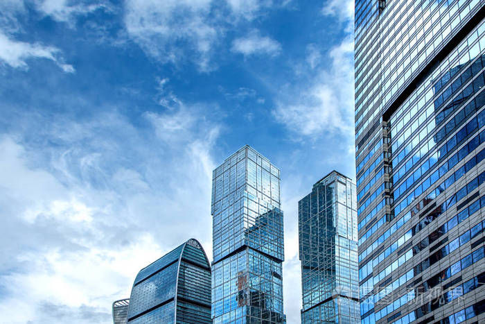在蓝天的映衬下现代新商业公司大楼的俯视图