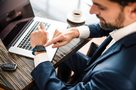 专心工作的上班族用他的智能手表照片