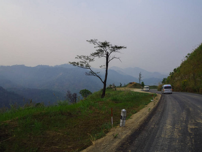 天空 汽车 小山 领域 夏天 美丽的 厢式货车 街道 旅行