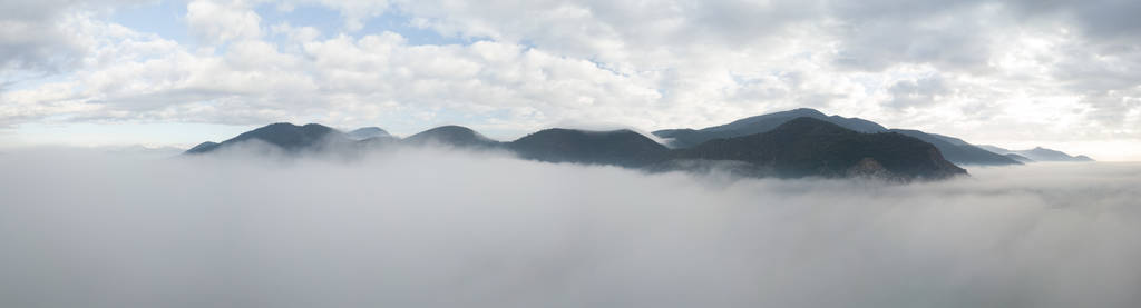 意大利托斯卡纳，雾中山脉全景鸟瞰图