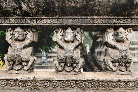 柬埔寨暹粒柬埔寨寺庙中的三尊嘎鲁达雕像