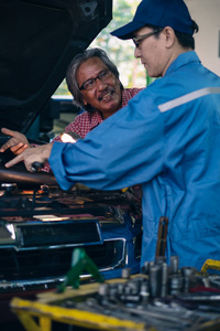 gargae客户和汽车修理工一起调查维修
