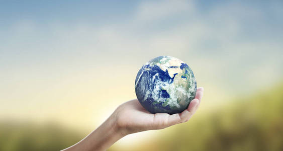 地球,地球在人类手中,握着我们的星球发光照片