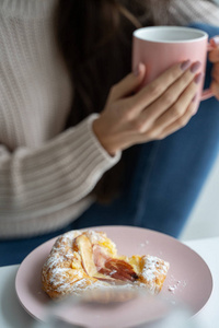 年轻的白人女性喝热饮料