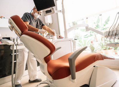 牙医诊所。带用具和工具的工作扶手椅。