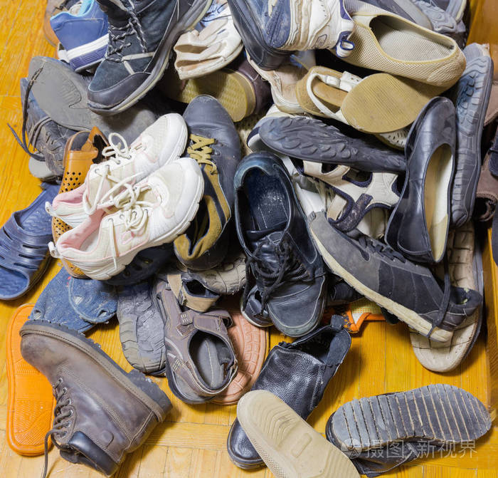 一堆不同的男人和女人的旧鞋子
