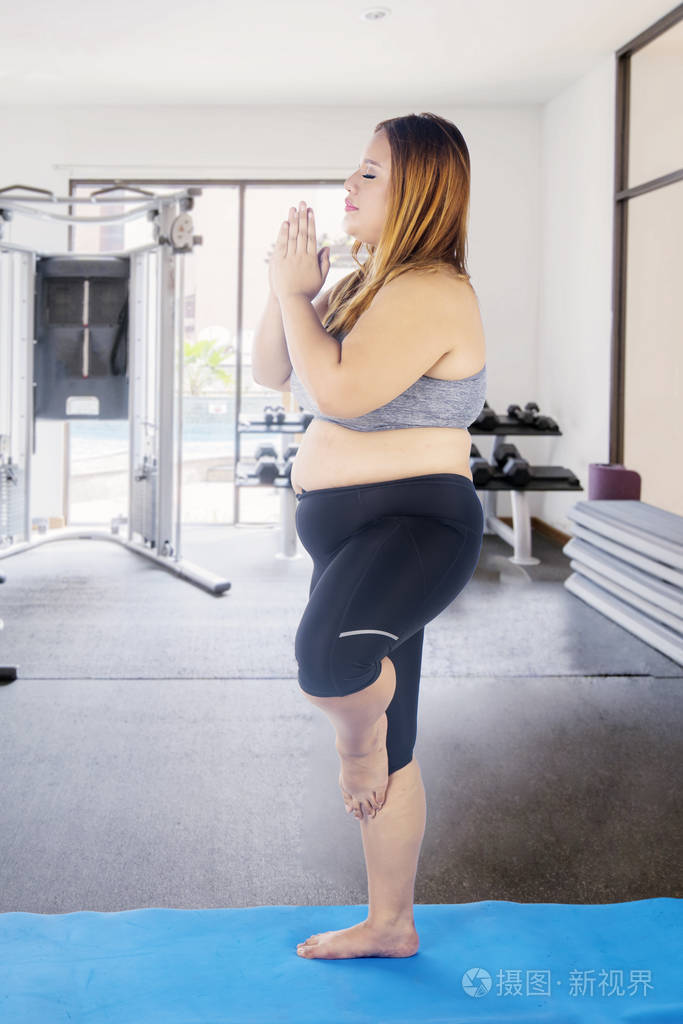 肥胖妇女在健身中心练习瑜伽
