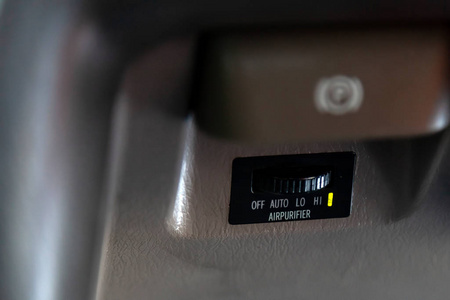 带按钮的轿厢面板，用于控制带diff的空气电离器