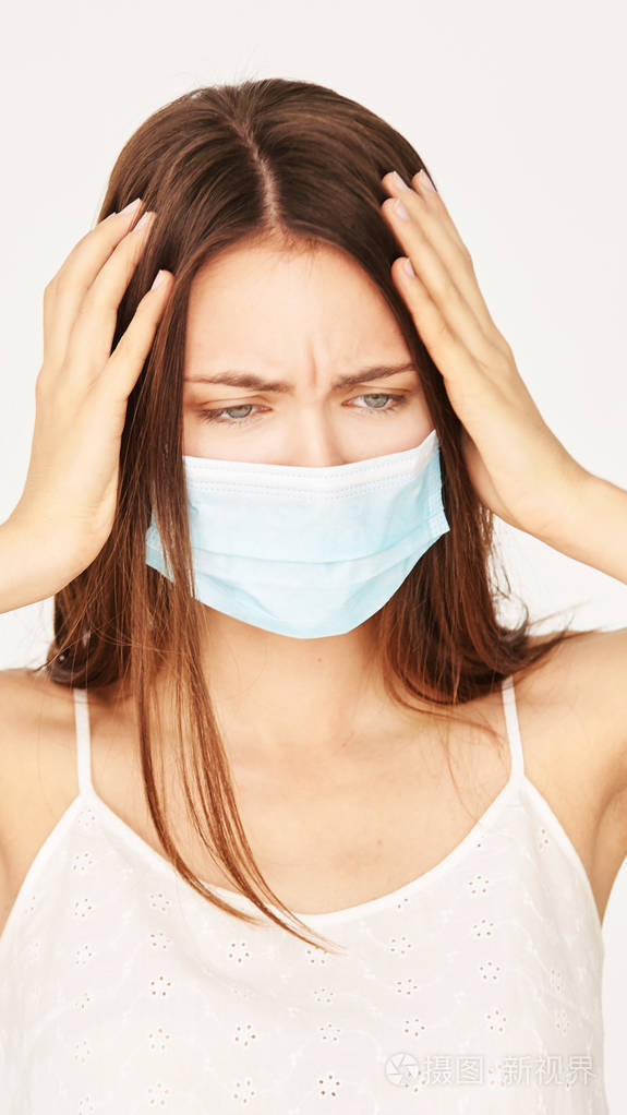 病态美女戴着防护面具的白人女孩大流行检疫性冠状病毒流感病人抗流感