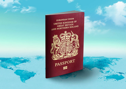 背景为云的世界地图上的英国护照