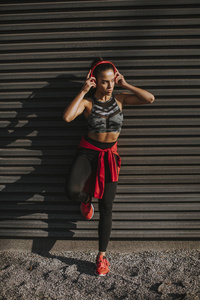 运行 耳机 运动 女人 站立 锻炼 适合 运动服 训练 打破