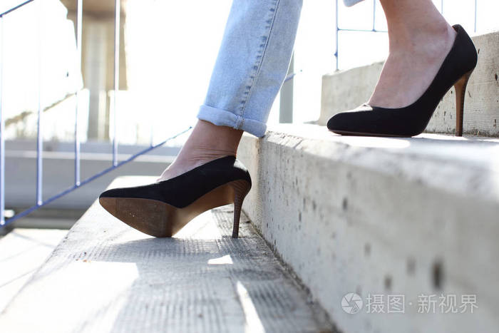 穿高跟鞋下楼扭伤脚踝的女人