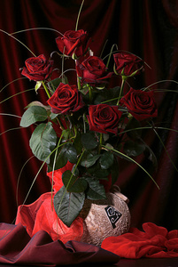 一束美丽的红玫瑰，背景为深红色