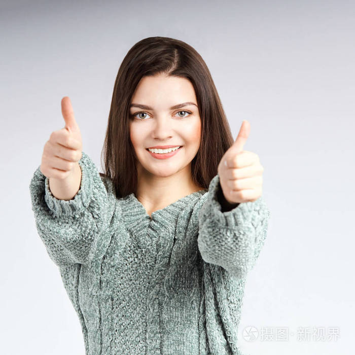年轻女子竖起大拇指工作室微笑肖像美女手势学生表现出良好的认可