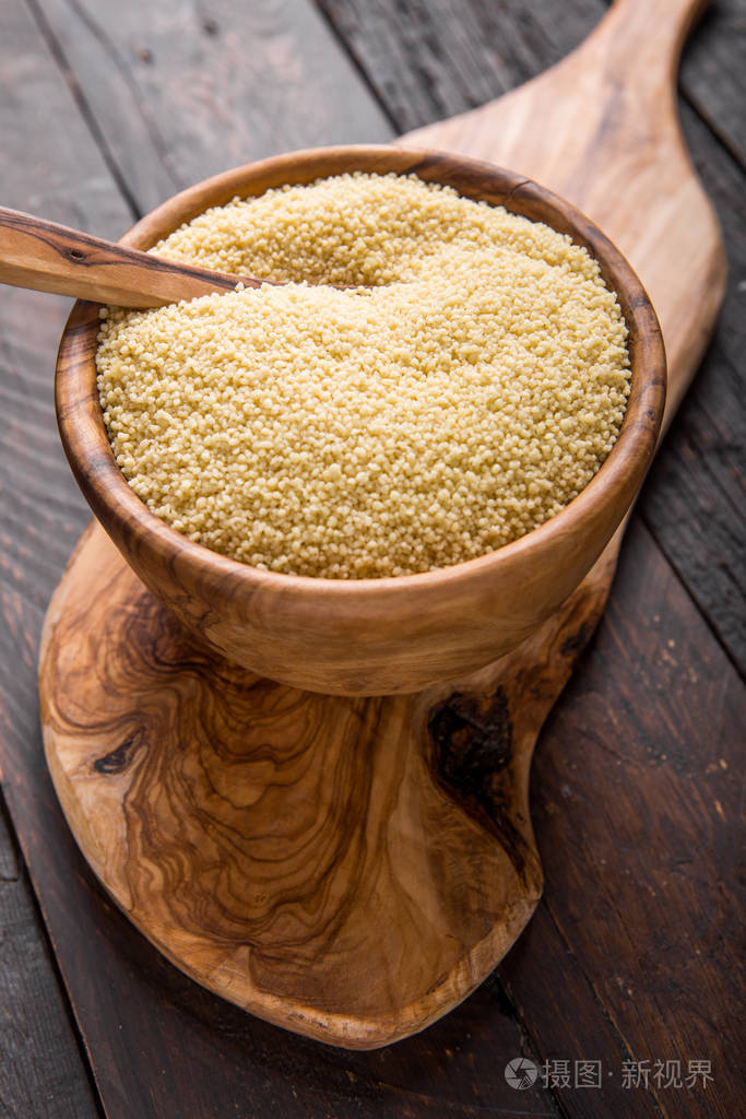 木碗里的粗麦粉俯视图