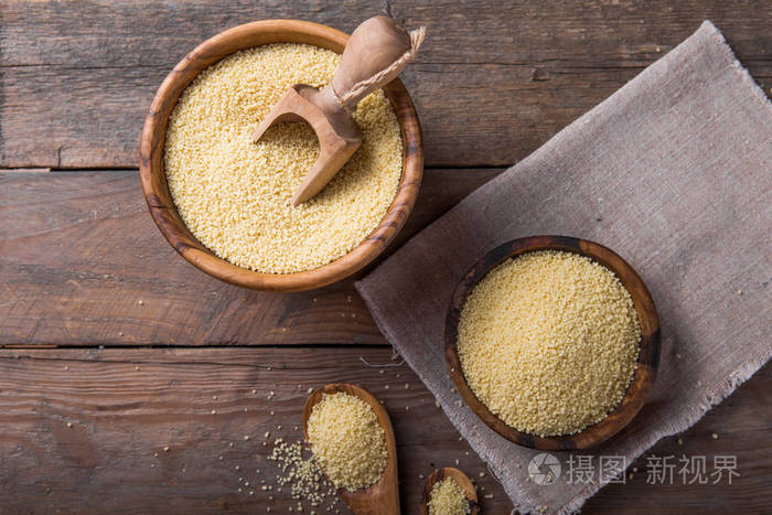 在桌子上的木碗里放生的粗麦粉