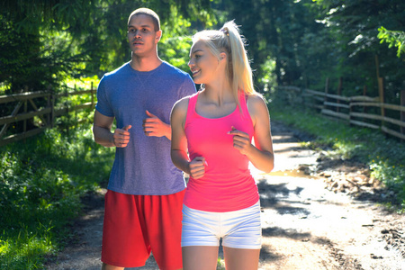 跑步的男女图片