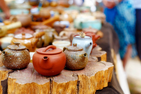漂亮的粘土茶壶和杯子,烧制的陶瓷.照片