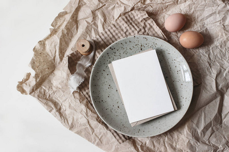 在棕色的纸图春季早餐场景.